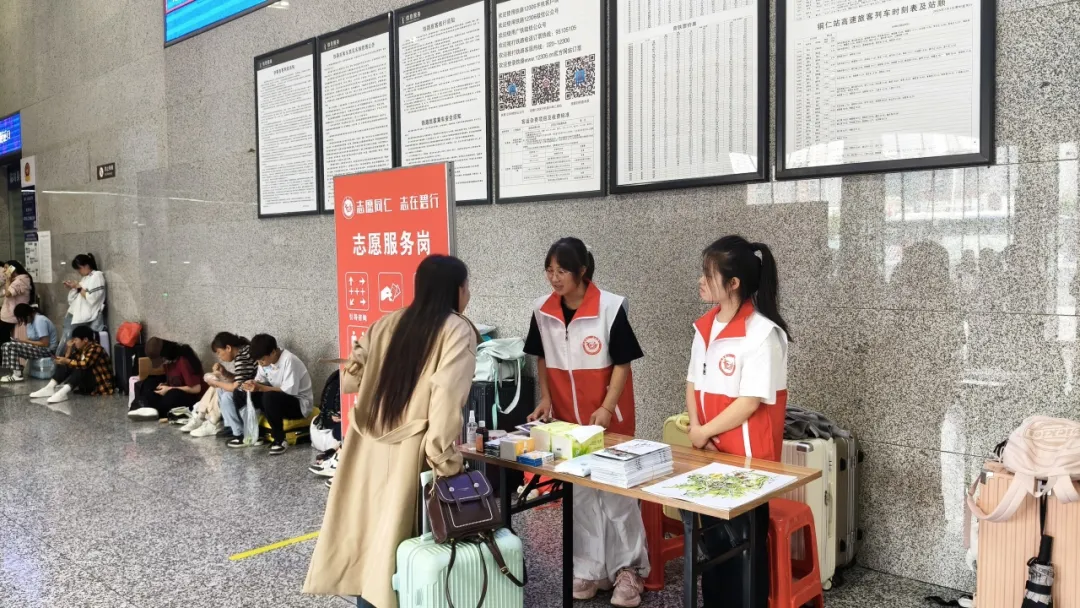 【社区发展】五社联动 | 国庆志愿红,万泽“小青椒”青年志愿者助力文明旅游
